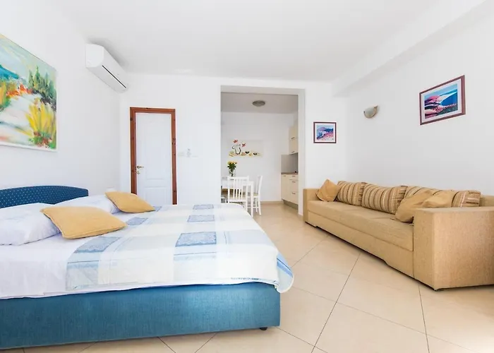 Lacroma Apartments